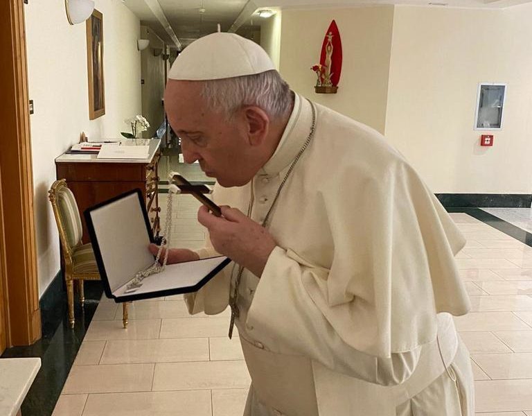 Papa Francisco recibiendo regalo de la comunidad duocana