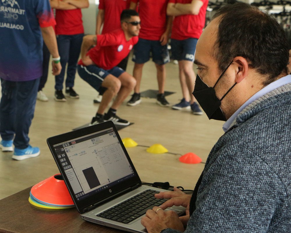 Director de la carrera de Preparador Físico de Duoc UC sede Viña del Mar, Álvaro Pérez, efectuando pruebas de saltabilidad.