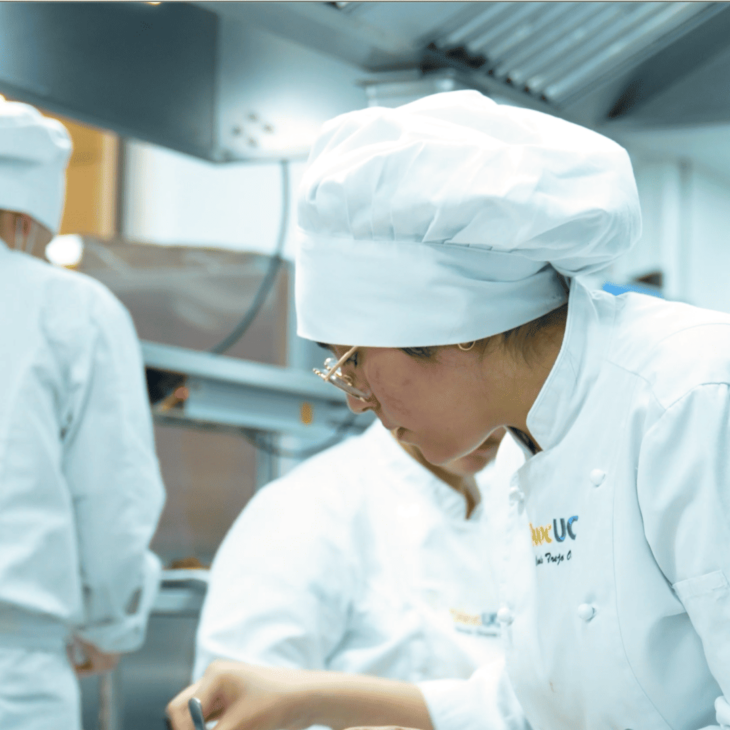 Estudiante de gastronomía de Duoc UC en la cocina