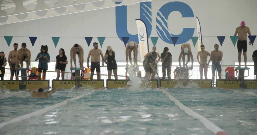 Competencia de natación en los Juegos Olímpicos Duoc UC