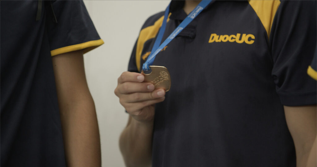 Entrega de medalla en Juegos Olímpicos Duoc UC