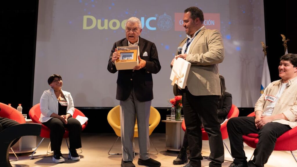 Don Francisco recibiendo un premio en Duoc UC