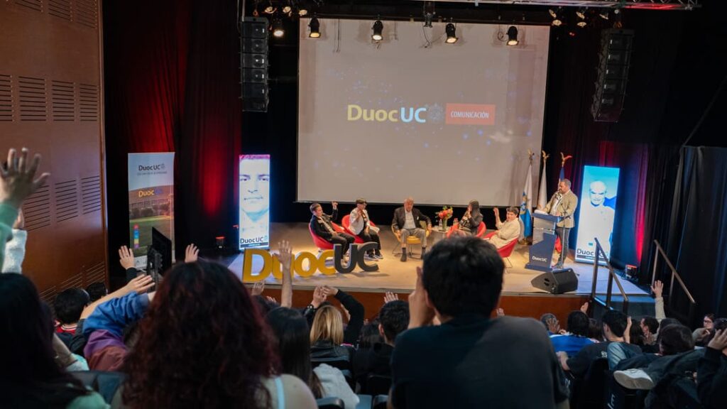 Don Francisco en el auditorio de Duoc UC