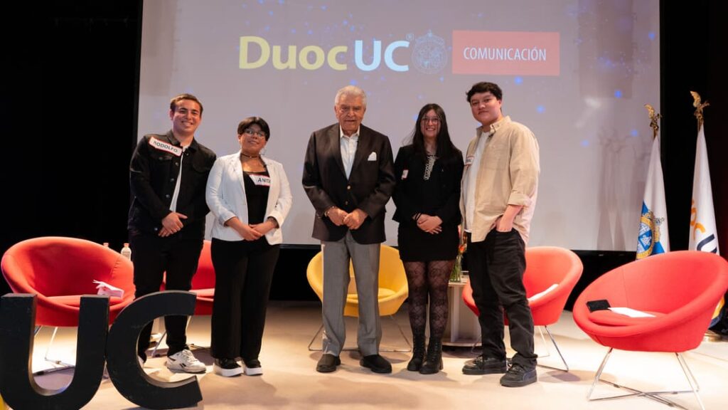 Don Francisco con estudiantes de Duoc UC