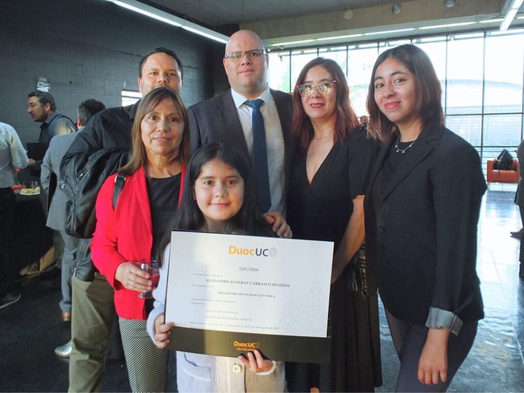 Graduado Diplomado en Movilidad Eléctrica y su familia