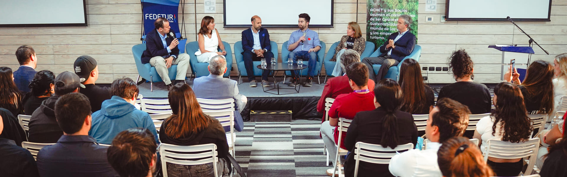 Panel de charlas y público asistente