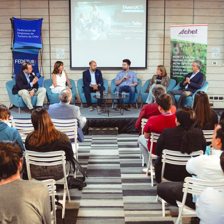 Panel de charlas y público asistente