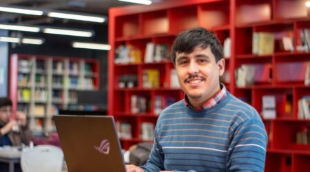 Felipe Mayoral Aravena en la biblioteca