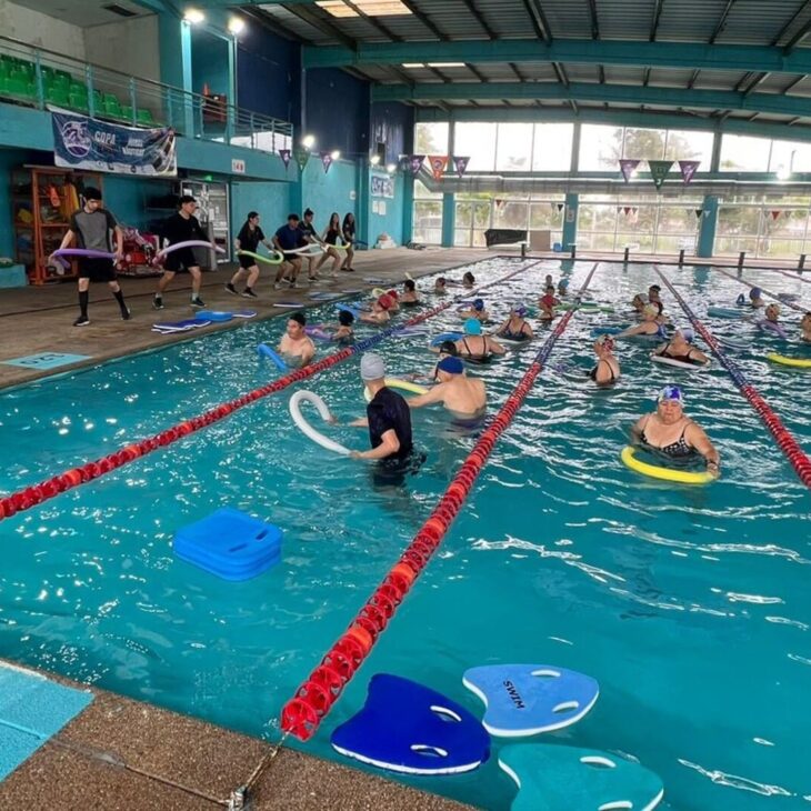 Piscina con clases de hidrogimnasia