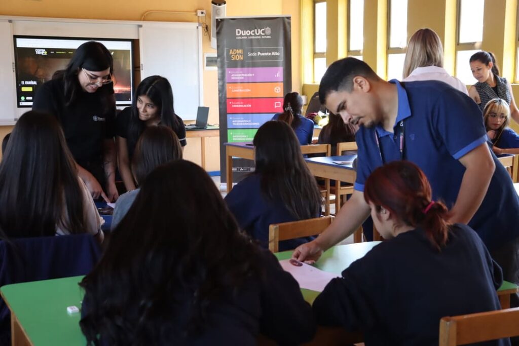 Tutor del taller enseñando a alumnas