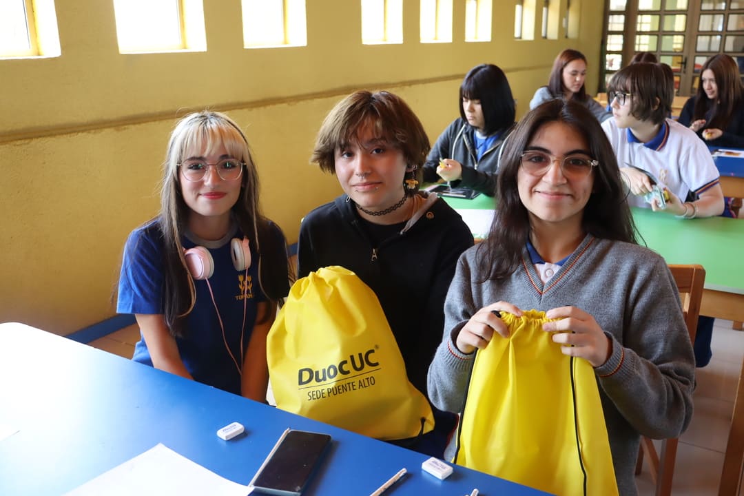 Alumnas con morrales de Duoc UC