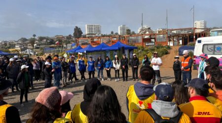 Jornada de limpieza de la playa por estudiantes de Duoc UC