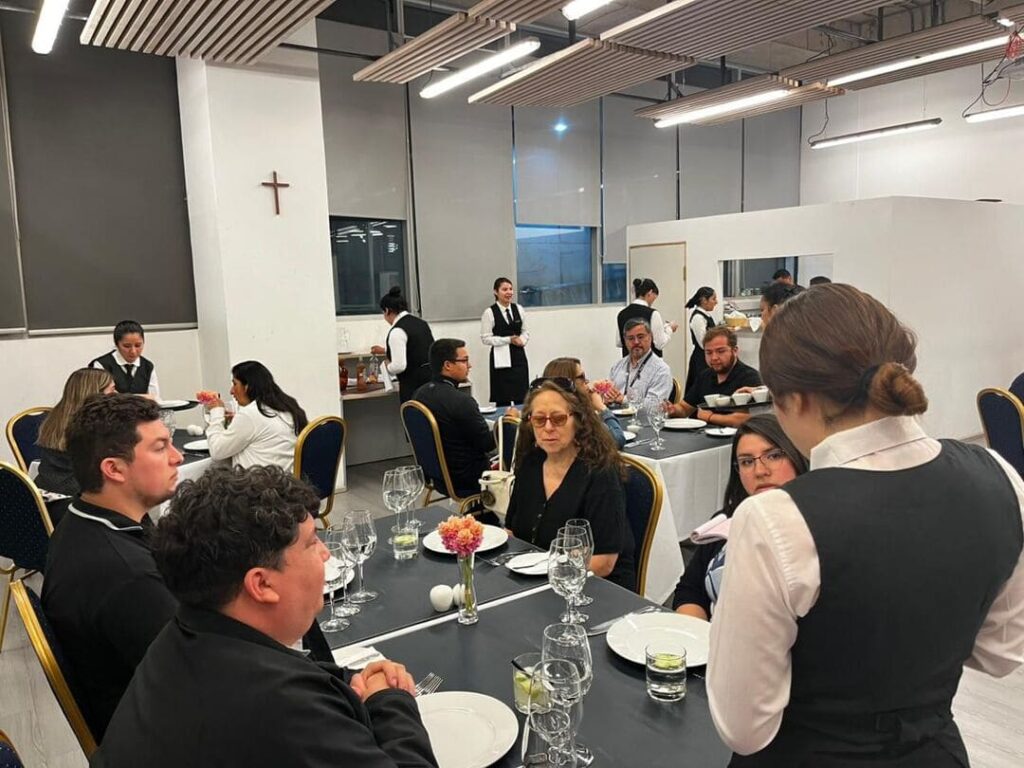 Estudiantes atendiendo a personas no videntes en el Salón Comedor