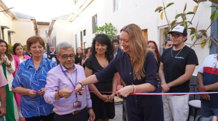 Vecinos cortando la cinta en inauguración de "Pinta tu barrio"