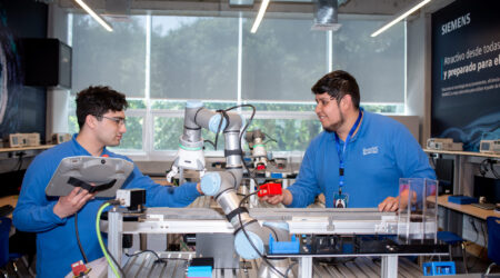 Estudiantes trabajando con robots en las olimpiadas