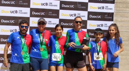 Participantes de la corrida familiar solidaria duoc uc plaza norte