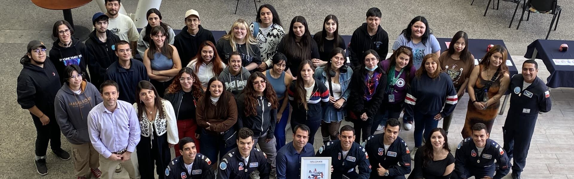 Estudiantes de la escuela de diseño trabajando con la FACH