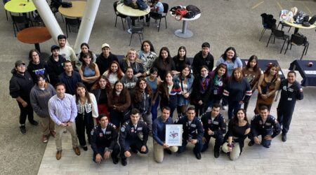 Estudiantes de la escuela de diseño trabajando con la FACH