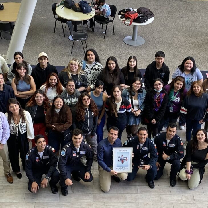 Estudiantes de la escuela de diseño trabajando con la FACH