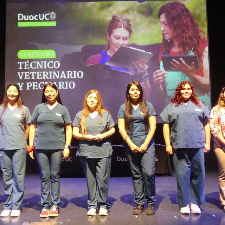 Estudiantes en el escenario recibiendo investidura