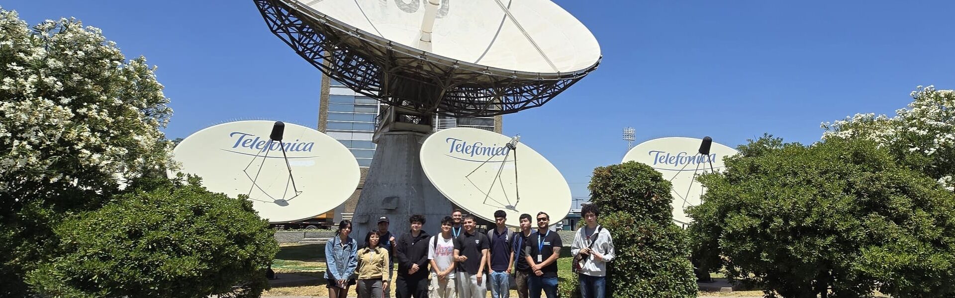 Estudiantes en instalaciones de movistar