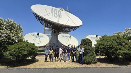 Estudiantes en instalaciones de movistar