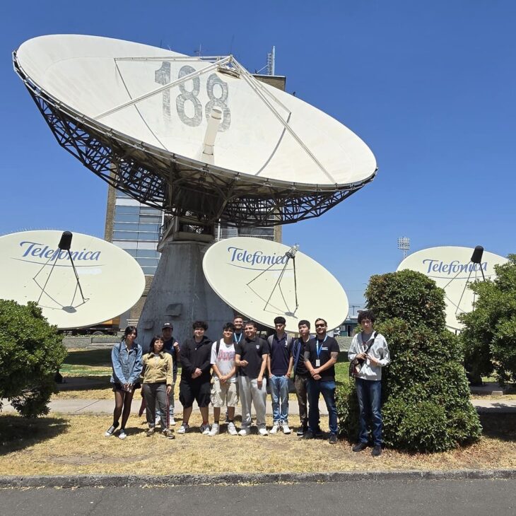 Estudiantes en instalaciones de movistar